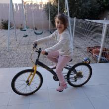Lara montando en bici